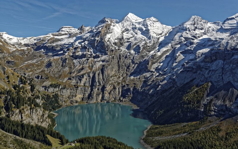 der Oeschinensee ob Kandersteg am Samstag, 07. Oktober 2017 kurz vor 14 Uhr. 
Bildquelle: Reportair.ch / Niklaus Waechter