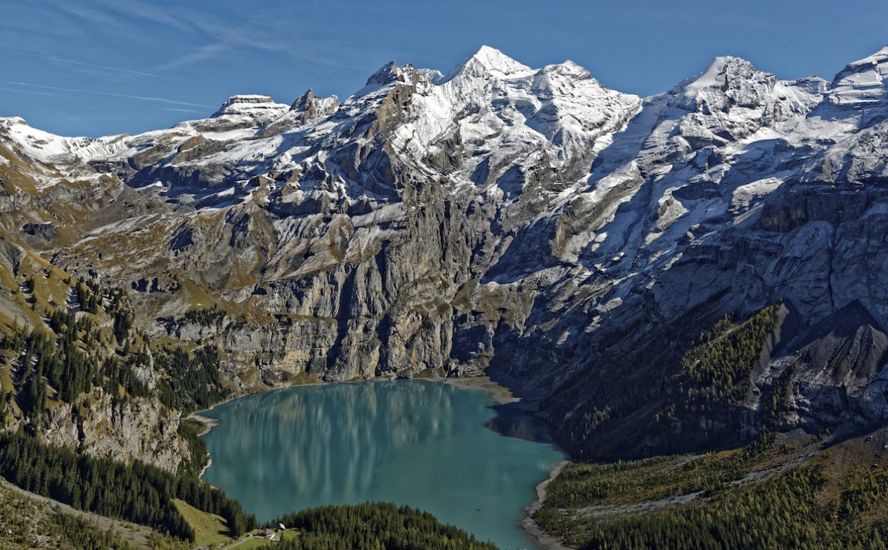 der Oeschinensee ob Kandersteg am Samstag, 07. Oktober 2017 kurz vor 14 Uhr. 
Bildquelle: Reportair.ch / Niklaus Waechter